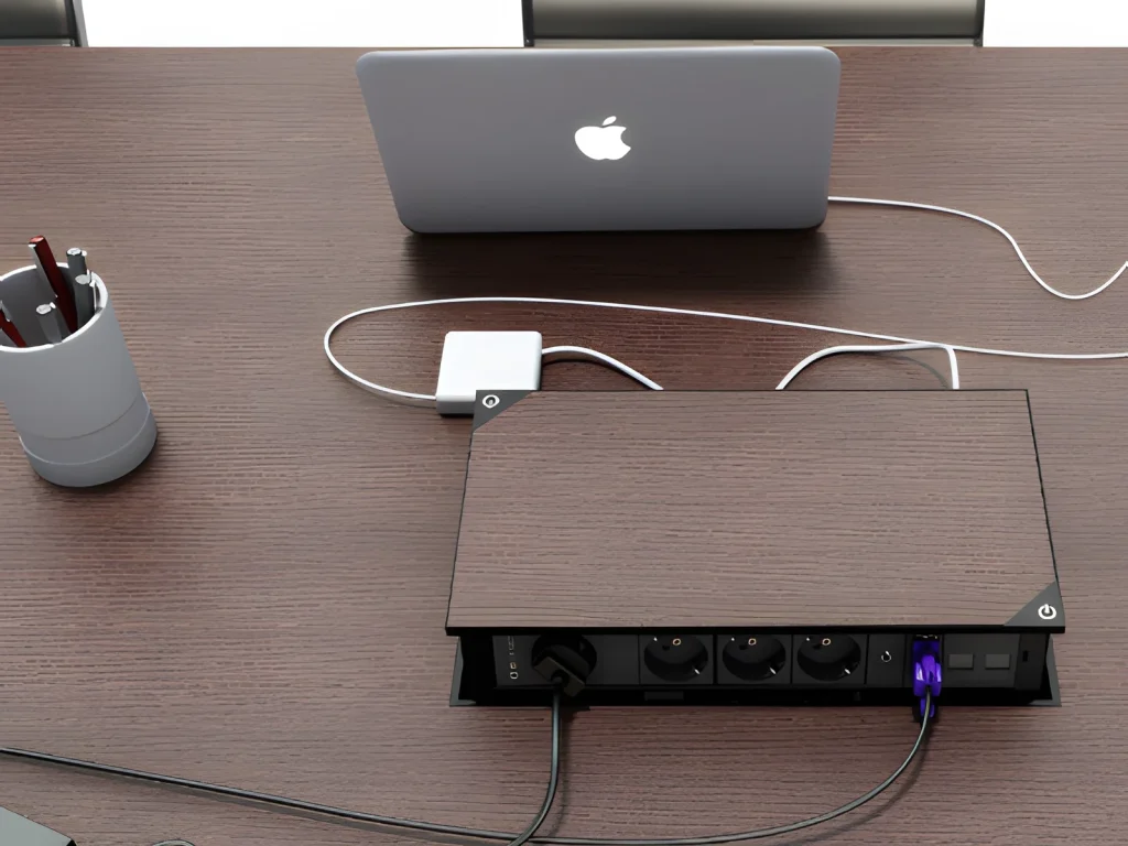 Caja de conexiones IB Connect en una mesa de dirección de madera oscura