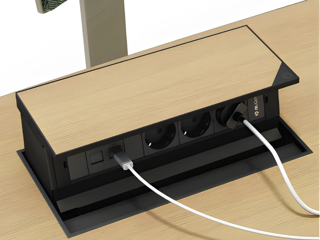 Caja de conexiones IB Connect con tapa de roble enrasada en una mesa de trabajo
