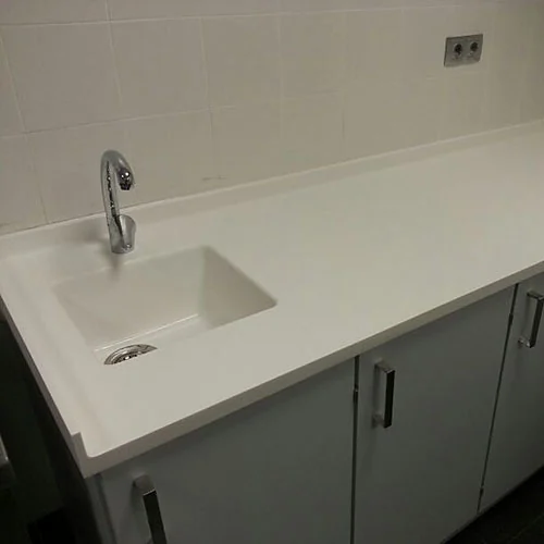 Basin integrated into the solid surface worktop, with no joints