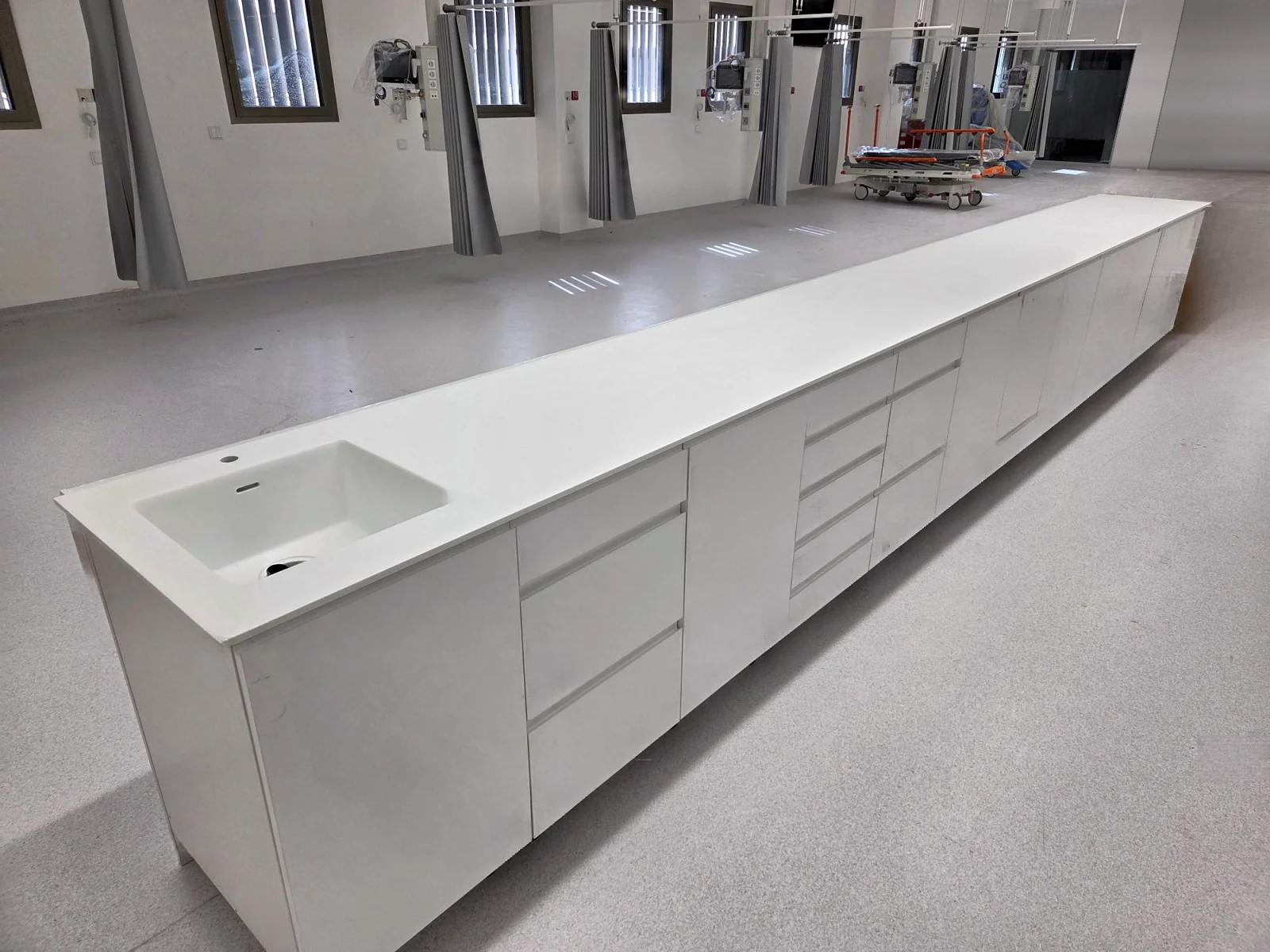 Solid surface furniture for the day surgery unit at Ontinyent Hospital