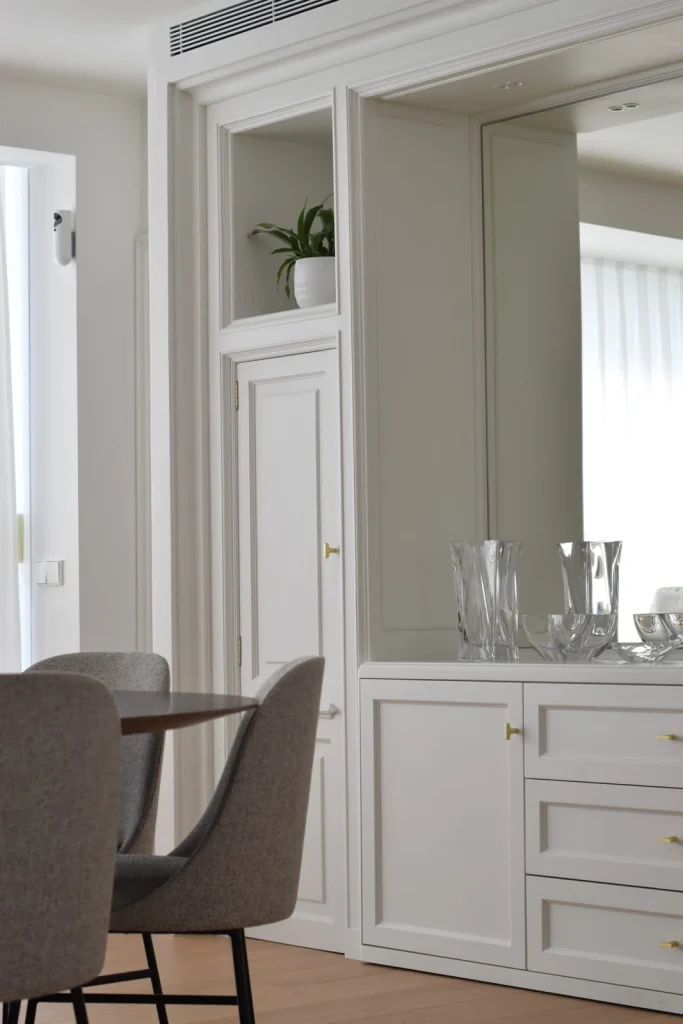 White lacquered cabinet with mouldings, made to measure by Eban Premium