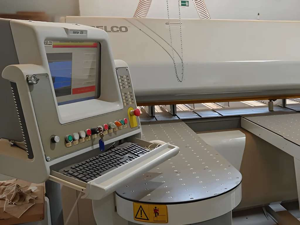 SELCO panel saw with its control console in the Eban Premium workshop