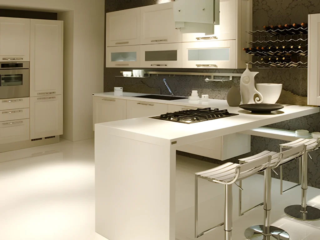 Cocina con muebles blancos y barra con encimera blanca y taburetes