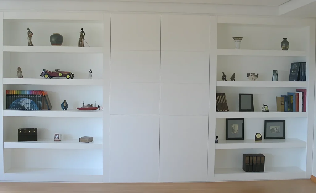 White lacquered living room bookcase with thick side shelves and a central cabinet with flush doors
